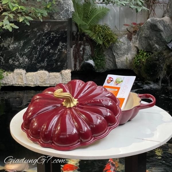 Nồi chảo bí ngô Le Creuset Rhone 28cm 2.5L Khay nướng bằng gang chắc chắn này là vật dụng không thể thiếu trong nhà bếp.