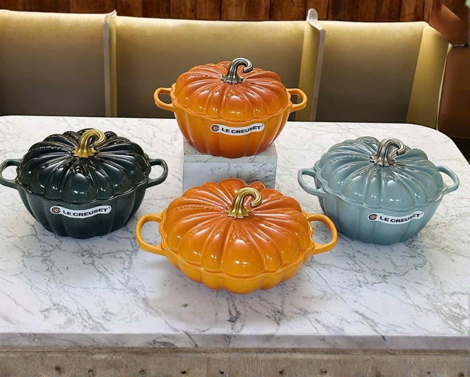 Nồi gang Le Creuset 24cm 3.7L bí ngô màu Thyme xanh xám -&nbsp;Với thiết kế sống động và màu sắc chân thực