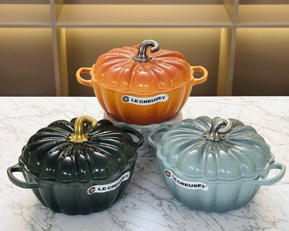 Nồi gang Le Creuset 24cm 3.7L bí ngô màu Thyme xanh xám -&nbsp;Với thiết kế sống động và màu sắc chân thực