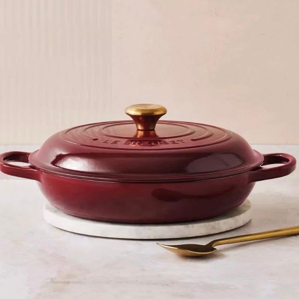 Nồi chảo gang Le Creuset Braiser Rhone 26cm 3.5L Gang tráng men mang lại khả năng phân bổ và giữ nhiệt vượt trội.
