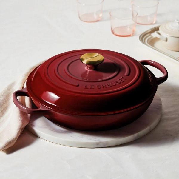 Nồi chảo gang Le Creuset Braiser Rhone 26cm 3.5L&nbsp;được chế tạo từ gang tráng men huyền thoại của chúng tôi và được thiết kế độc đáo để cung cấp nhiệt ổn định