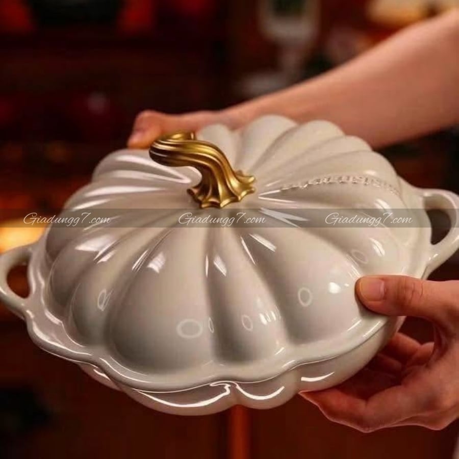 Nồi chảo bí ngô Le Creuset Meringue 28cm 2.5L giữ nhiệt rất hiệu quả, do đó, quá nhiệt sẽ khiến thức ăn bị cháy hoặc dính.