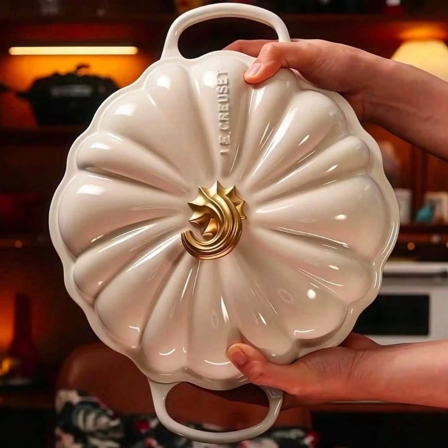 Nồi chảo gang Le Creuset Meringue 28cm 2.5L bí ngô - Màu kem&nbsp;Lấy cảm hứng từ những câu chuyện cổ tích trường tồn và sắc thu, nồi hầm này có thiết kế nông