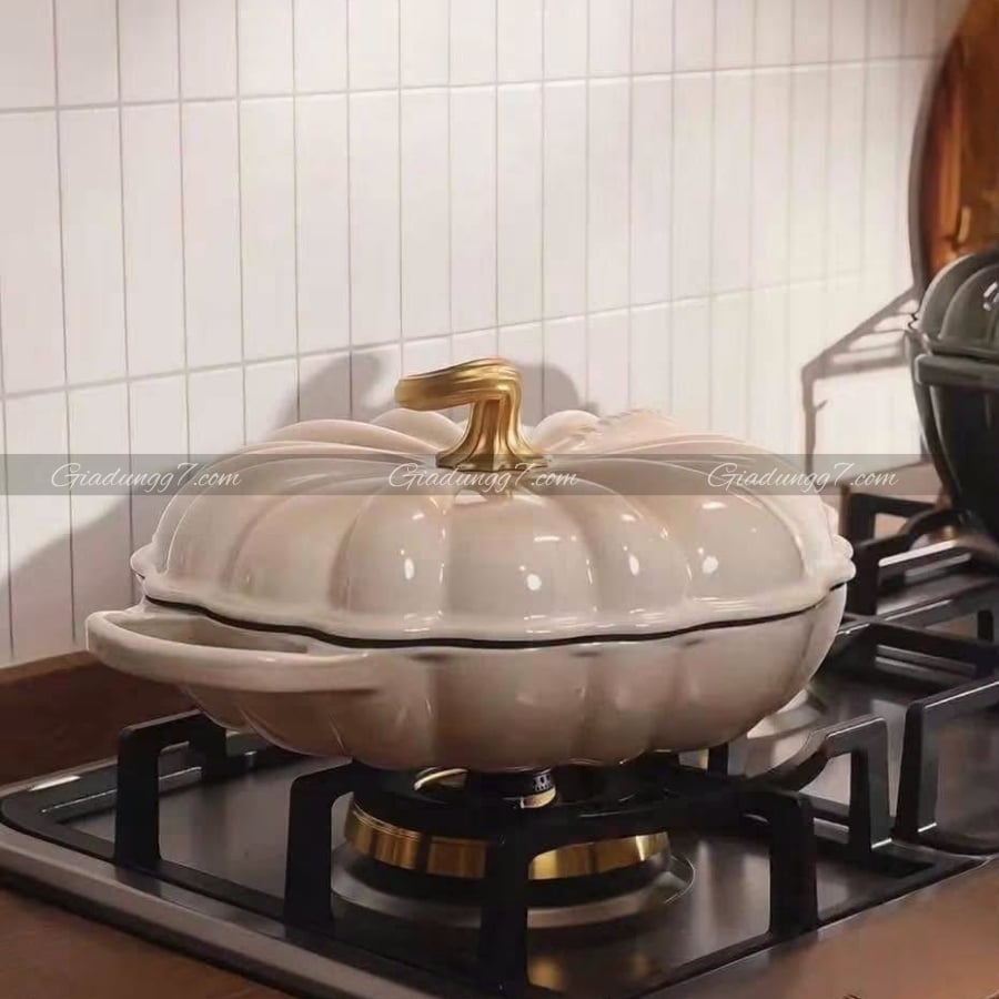 Nồi chảo bí ngô Le Creuset Meringue 28cm 2.5L giữ nhiệt rất hiệu quả, do đó, quá nhiệt sẽ khiến thức ăn bị cháy hoặc dính.