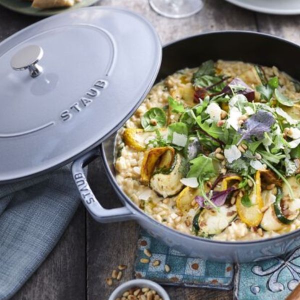 Nồi chảo gang Staub Chistera 24cm với cấu trúc Chistera Drop đặc biệt đảm bảo kết quả nướng tinh tế nhờ kết cấu độc đáo bên trong nắp