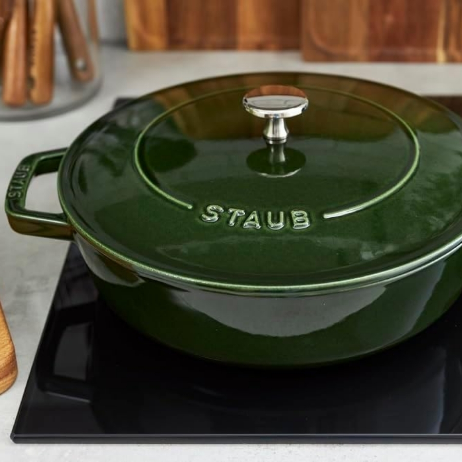 Nồi chảo gang Staub Chistera&nbsp;28cm 3.7L&nbsp;Lớp Men Bảo Vệ – Đảm Bảo Độ Bền Và Dễ Dàng Vệ Sinh