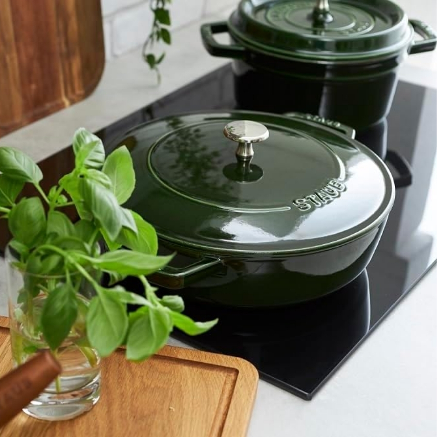 Nồi chảo gang Staub Chistera&nbsp;28cm 3.7L&nbsp;Màu Xanh Basil Dùng để áp chảo hoặc nấu chậm thịt, cá hoặc rau
