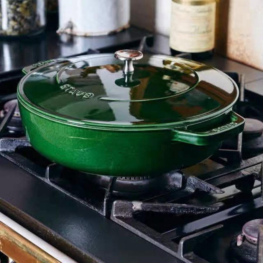 Nồi chảo gang Staub Chistera Sage 28cm 3.7L màu Xanh Basil&nbsp;-&nbsp;Nồi hầm đa năng màu Xanh Basil này với cấu trúc Chistera Drop đặc biệt ở mặt dưới nắp