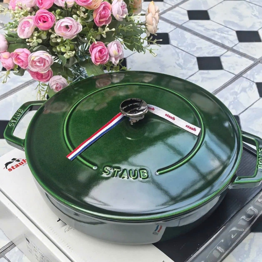 Nồi chảo gang Staub Chistera&nbsp;28cm 3.7L&nbsp;Sự Lựa Chọn Tuyệt Vời Cho Món Ăn Đỉnh Cao