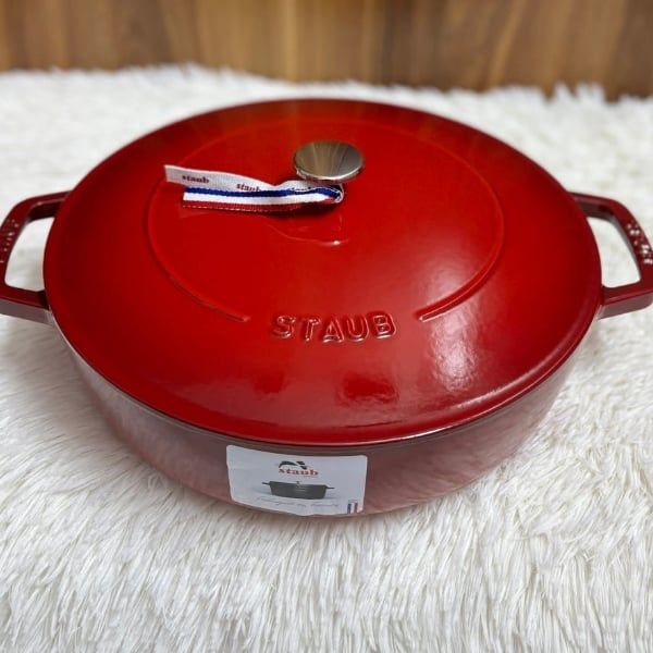 Nồi chảo gang Staub Chistera Sage 28cm 3.7L màu đỏ  – Sự Lựa Chọn Tuyệt Vời Cho Món Ăn Đỉnh Cao