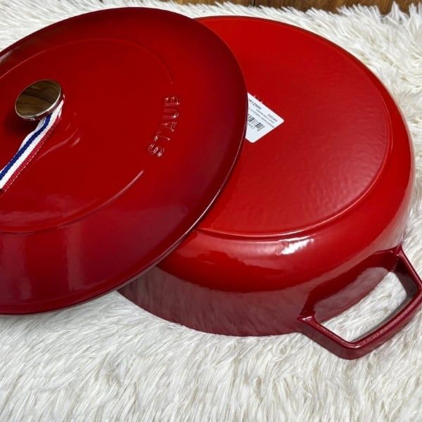 Nồi chảo gang Staub Chistera Sage 28cm 3.7L màu đỏ Nắp Đậy Kín Giúp Giữ Độ Ngọt Và Mềm Cho Món Ăn