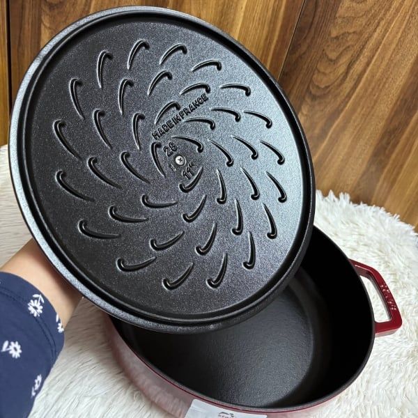 Nồi chảo gang Staub Chistera Sage 28cm 3.7L màu đỏ Lớp Men Bảo Vệ – Đảm Bảo Độ Bền Và Dễ Dàng Vệ Sinh