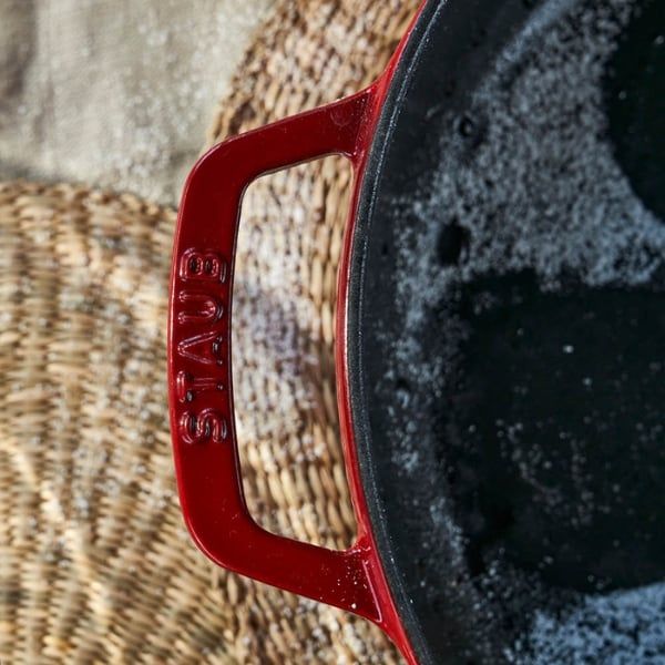 Nồi chảo gang Staub Chistera Sage 28cm 3.7L màu đỏ Lớp Men Bảo Vệ – Đảm Bảo Độ Bền Và Dễ Dàng Vệ Sinh