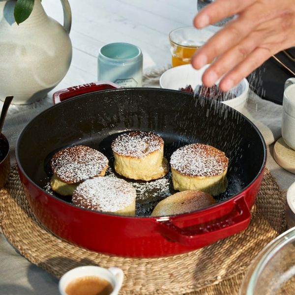 Nồi chảo gang Staub Chistera Sage 28cm 3.7L màu đỏ  Khả Năng Giữ Nhiệt Vượt Trội