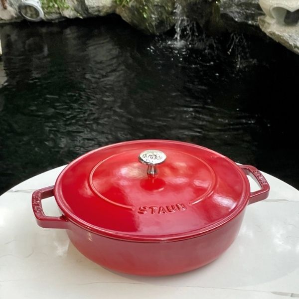 Nồi chảo gang Staub Chistera Sage 28cm 3.7L màu đỏ&nbsp;-&nbsp;Nồi hầm đa năng màu đỏ này với cấu trúc Chistera Drop đặc biệt ở mặt dưới nắp giúp giữ ẩm cho thực phẩm