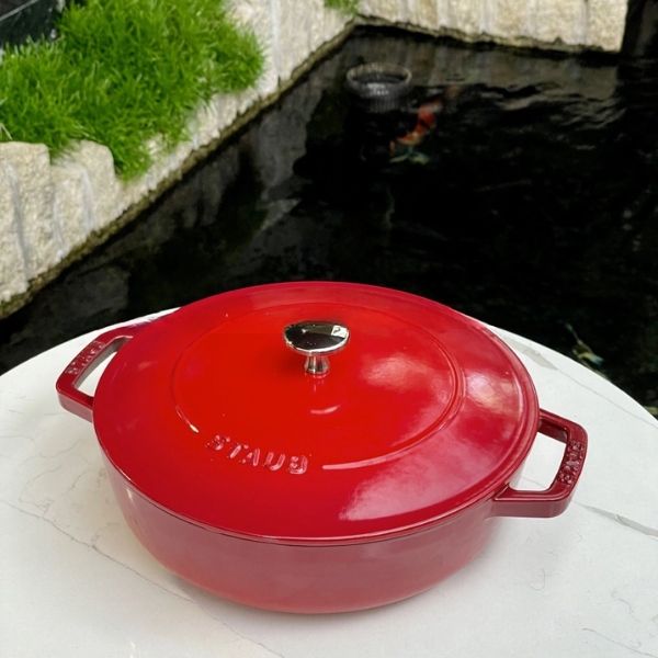 Nồi chảo gang Staub Chistera Sage 28cm 3.7L Phù hợp với mọi loại bếp, bao gồm cả bếp từ, cũng có thể sử dụng trong lò nướng/nướng