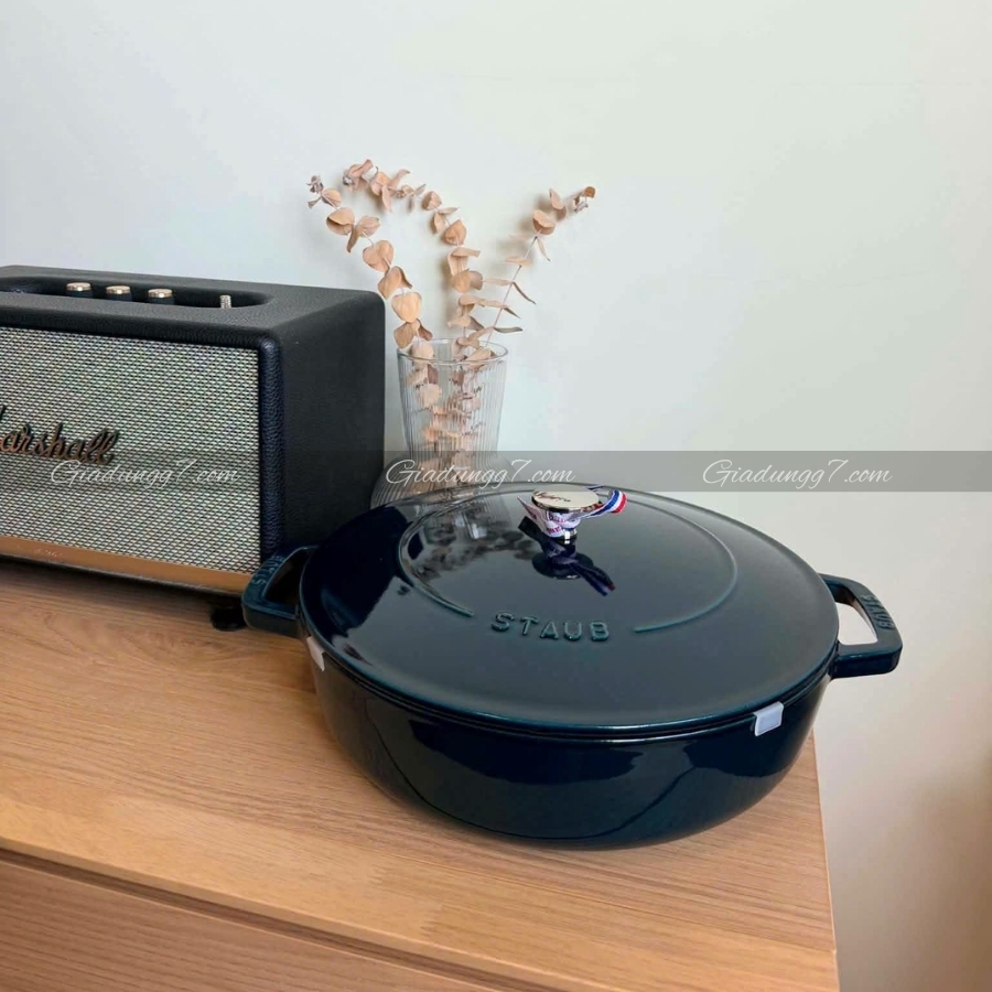 Nồi chảo gang Staub Chistera 28cm 3.7L màu&nbsp;Xanh Lamer Đồ Nấu Bằng Gang STAUB – Sự Lựa Chọn Tuyệt Vời Cho Món Ăn Đỉnh Cao