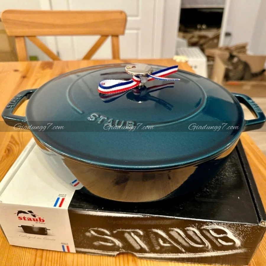 Nồi chảo gang Staub Chistera&nbsp; 28cm 3.7L màu Xanh Lamer&nbsp;-&nbsp;Nồi hầm đa năng màu Xanh Lamer này với cấu trúc Chistera Drop đặc biệt ở mặt dưới nắp giúp giữ ẩm cho thực phẩm trong quá trình nấu.