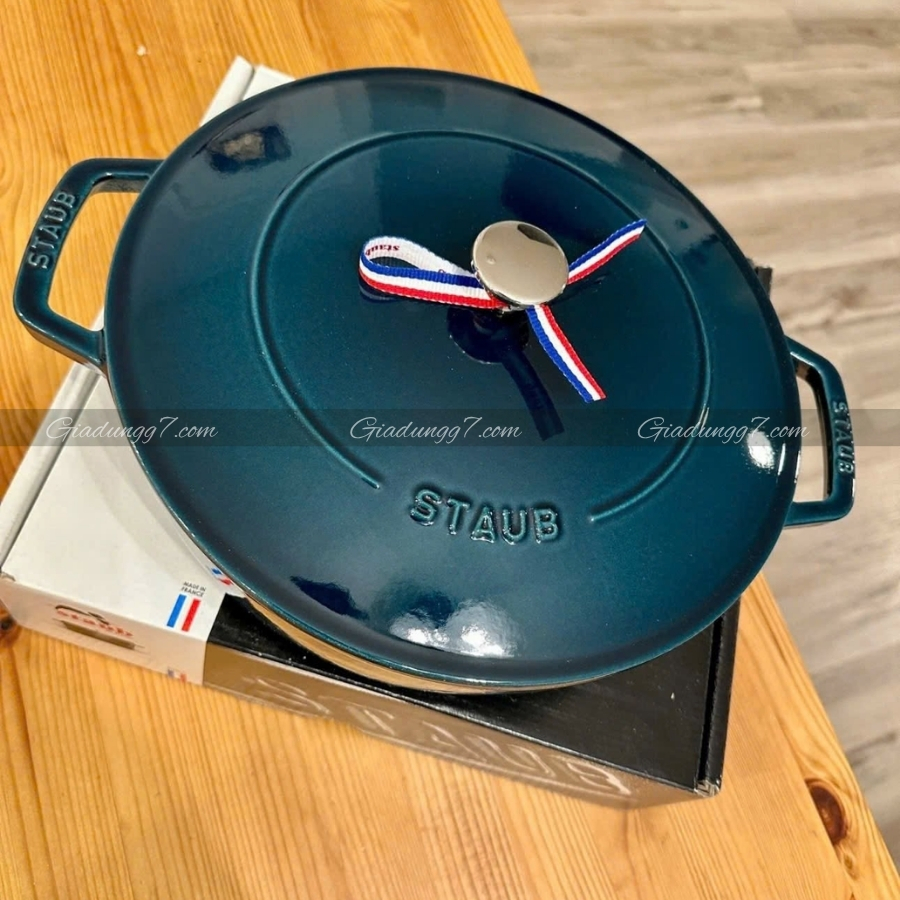Nồi chảo gang Staub Chistera&nbsp;28cm 3.7L màu&nbsp;Xanh Lamer Dùng để áp chảo hoặc nấu chậm thịt, cá hoặc rau