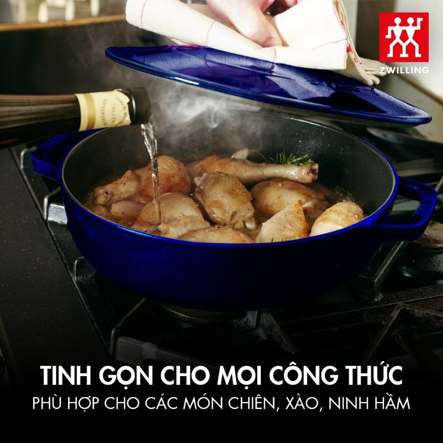 Nồi chảo gang Staub Chistera Sage 28cm 3.7L Lớp Men Bảo Vệ – Đảm Bảo Độ Bền Và Dễ Dàng Vệ Sinh