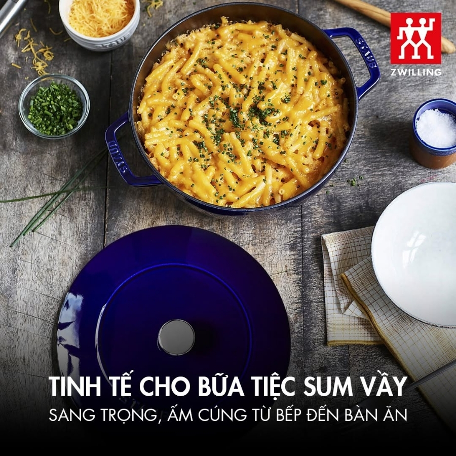 Nồi chảo gang Staub Chistera Sage 28cm 3.7L giữ cho thịt mềm và rau củ ẩm mà không cần thêm chất lỏng.