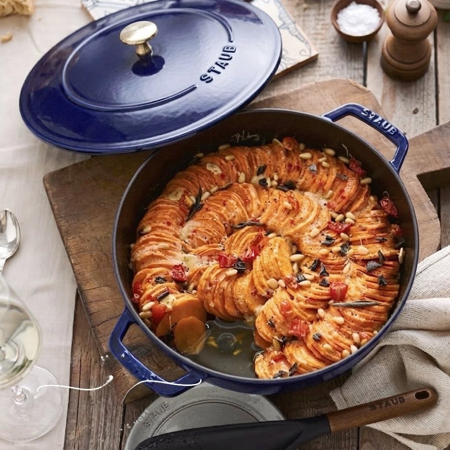 Nồi chảo gang Staub Chistera&nbsp;28cm 3.7L màu&nbsp;Dark Blue Dùng để áp chảo hoặc nấu chậm thịt, cá hoặc rau