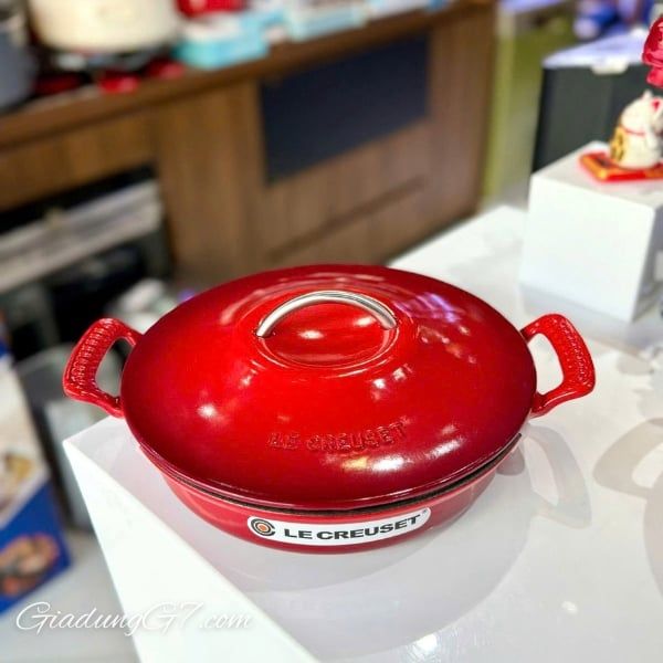Nồi chảo Le Creuset Modern Heritage 28cm 2.9 lít&nbsp;- Màu Đỏ&nbsp;kiểu Pháp&nbsp;đã được các đầu bếp trên toàn thế giới yêu thích trong gần một thế kỷ