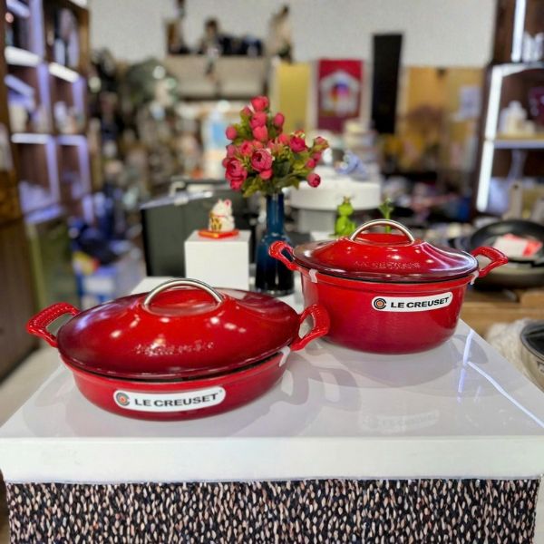Nồi chảo Le Creuset Modern Heritage 28cm 2.9 lít&nbsp;Lớp men bên trong sáng màu giúp dễ dàng quan sát thực phẩm và tránh bị cháy