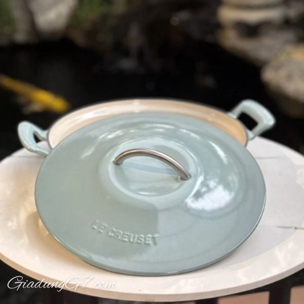 Nồi chảo Le Creuset Modern Heritage 28cm Phân phối nhiệt đều trên gang tráng men giúp tránh các điểm nóng.