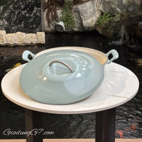 Nồi chảo Le Creuset Modern Heritage 28cm Phân phối nhiệt đều trên gang tráng men giúp tránh các điểm nóng.