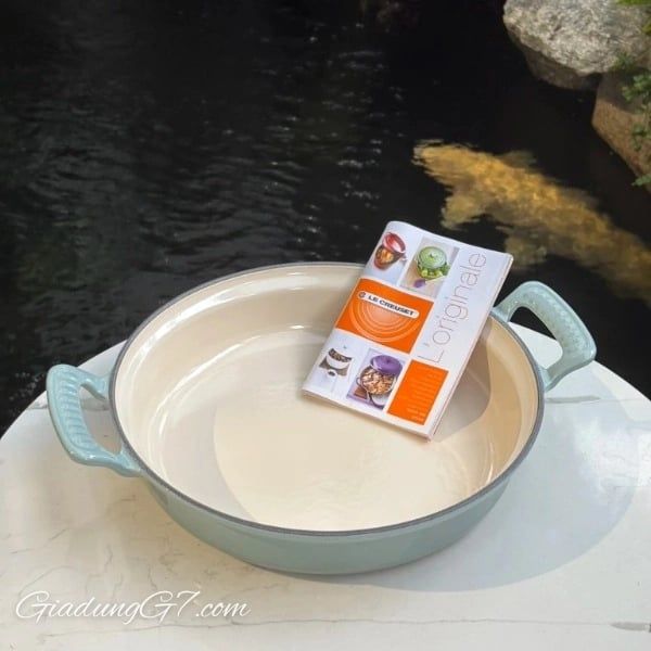 Nồi chảo Le Creuset Modern Heritage 28cm Phân phối nhiệt đều trên gang tráng men giúp tránh các điểm nóng.