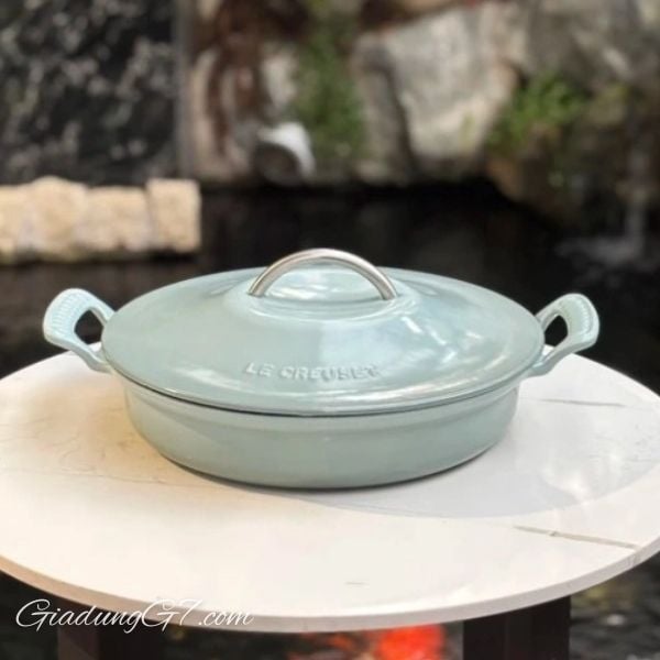 Nồi chảo Le Creuset Modern Heritage 28cm Phân phối nhiệt đều trên gang tráng men giúp tránh các điểm nóng.