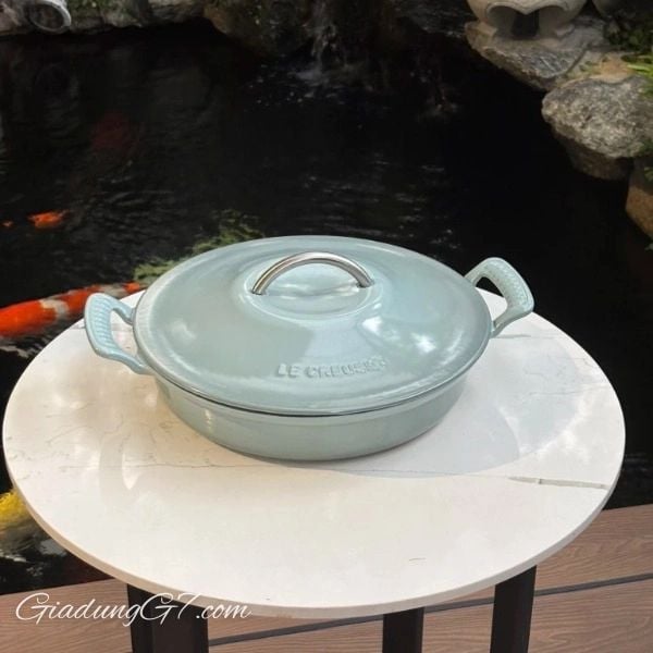 Nồi chảo Le Creuset Modern Heritage 28cm - Màu muối biển&nbsp;kiểu Pháp&nbsp;đã được các đầu bếp trên toàn thế giới yêu thích trong gần một thế kỷ.