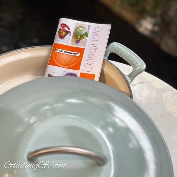 Nồi chảo Le Creuset Modern Heritage 28cm Phân phối nhiệt đều trên gang tráng men giúp tránh các điểm nóng.