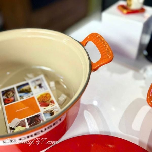 Nồi chảo Le Creuset Modern Heritage 28cm 2.9 lít&nbsp;- Lớp men bên trong sáng màu giúp dễ dàng quan sát thực phẩm và tránh bị cháy