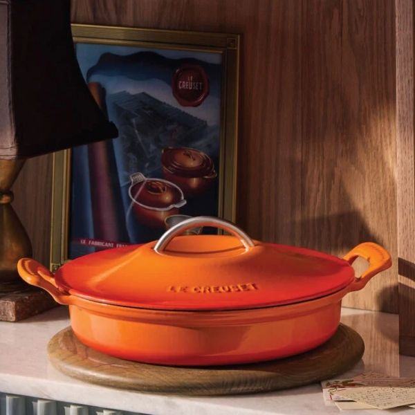 Nồi chảo Le Creuset Modern Heritage 28cm 2.9 lít&nbsp;- Lớp men bên trong sáng màu giúp dễ dàng quan sát thực phẩm và tránh bị cháy