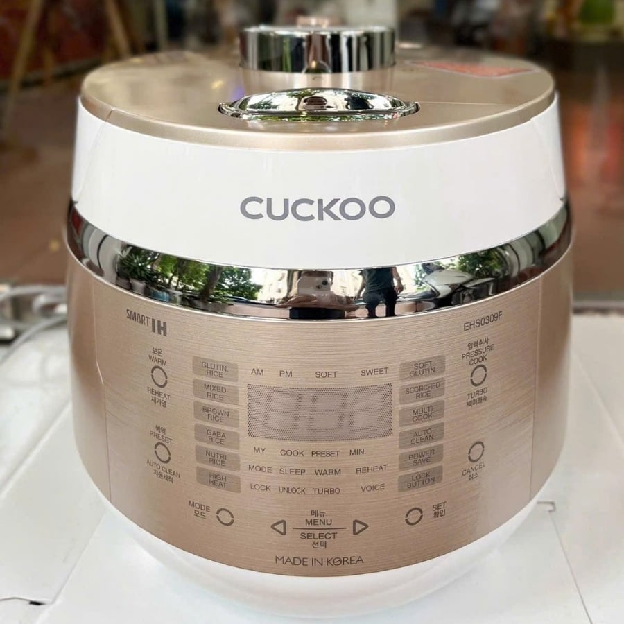 Nồi cơm điện Cuckoo thiết kế sang trọng, độc đáo chạm đến từng ánh nhìn, tạo điểm nhấn tinh tế cho không gian bếp hiện đại.