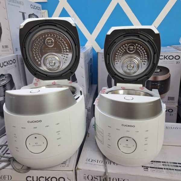 Nồi cơm điện Cuckoo sử dụng chế độ nấu áp suất và không áp suất, bạn có thể điều chỉnh bằng núm vặn ngay trên nắp nồi, cụ thể: