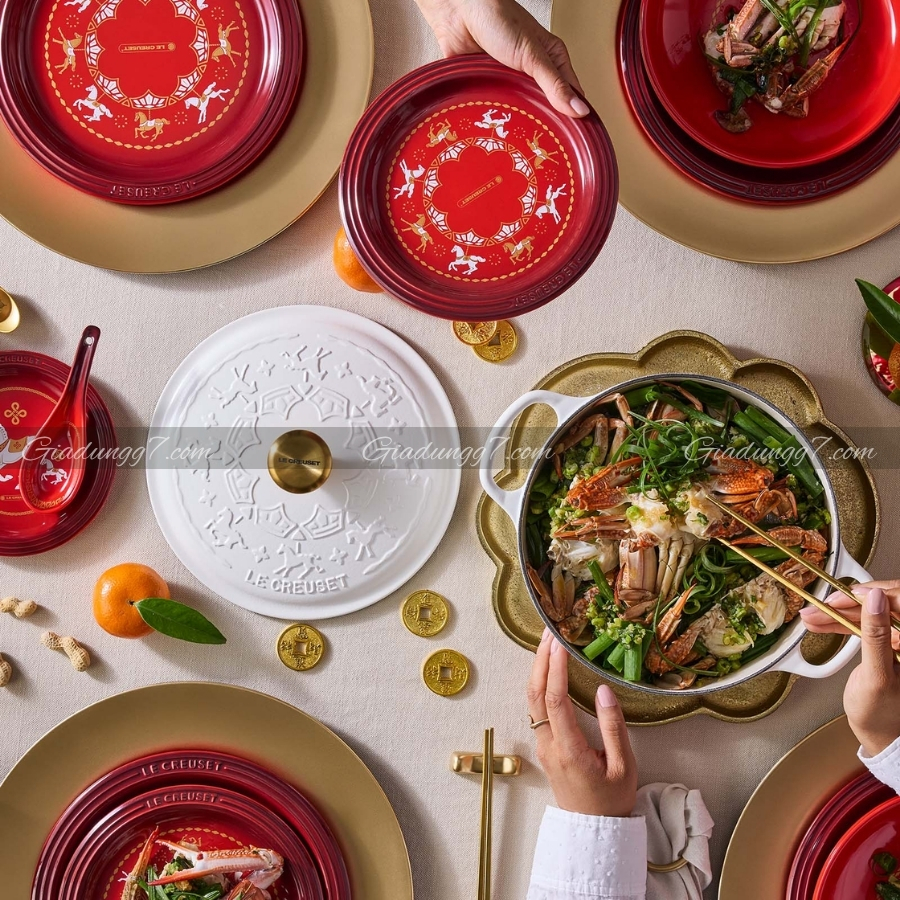 Nồi gang Le Creuset 22cm 3.3L nắp bát mã hoàn hảo để nấu súp, món hầm, cơm và nhiều món khác – biến bàn ăn của bạn thành những kỷ niệm đáng trân trọng.