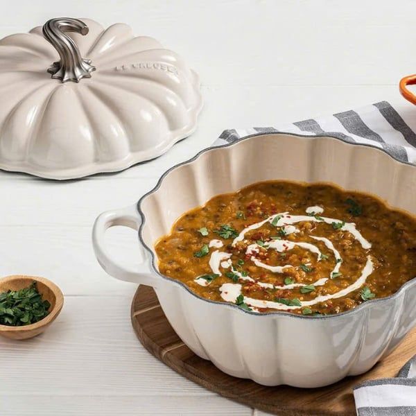 Nồi gang Le Creuset 24cm 3.7L bí ngô trắng Chất liệu gang tráng men huyền thoại