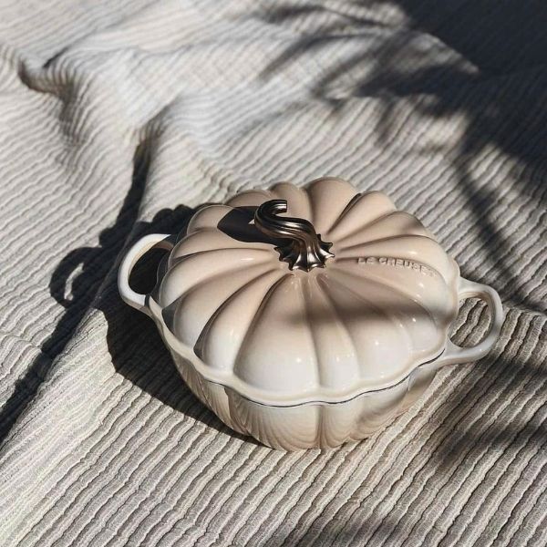 Nồi gang Le Creuset 24cm 3.7L bí ngô trắng -&nbsp;Với thiết kế sống động và màu sắc chân thực