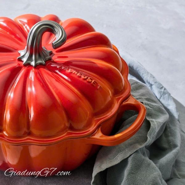 Nồi gang Le Creuset 24cm 3.7L bí ngô&nbsp;vàng cam Gang tráng men mang lại khả năng phân phối và giữ nhiệt vượt trội