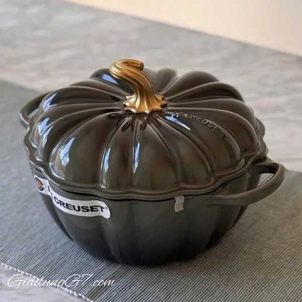 Nồi gang Le Creuset 24cm 3.7L bí ngô màu Thyme xanh xám Lớp men dễ lau chùi và bền bỉ, chống xỉn màu, ố vàng, sứt mẻ và nứt nẻ