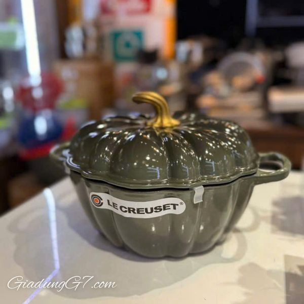 Nồi gang Le Creuset 24cm 3.7L bí ngô màu Thyme xanh xám -&nbsp;Với thiết kế sống động và màu sắc chân thực