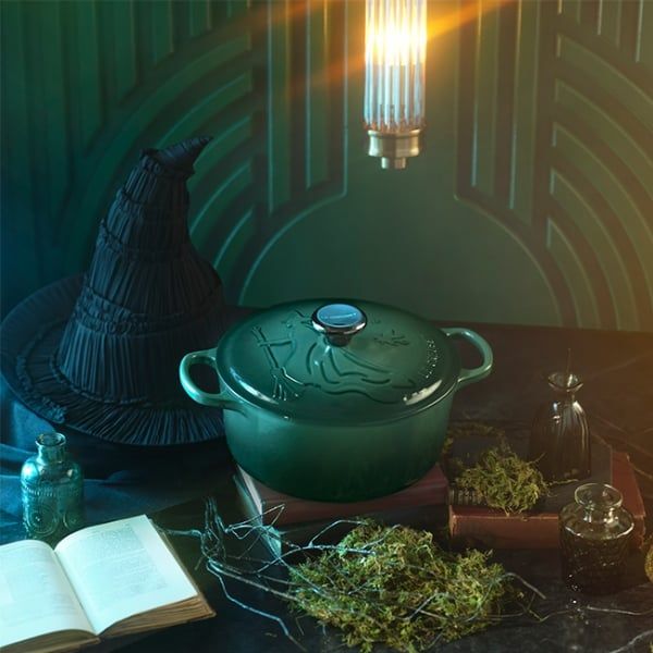 Nồi gang Le Creuset Artichaut 24cm 4.2L Chất liệu gang đúc nguyên khối truyền nhiệt đều