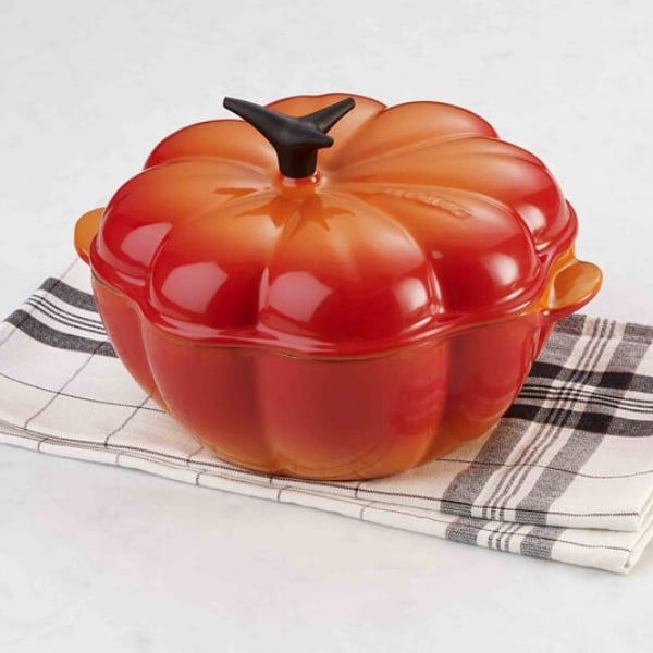 Nồi gang Le Creuset bí ngô 22cm - Màu đỏ cà chua&nbsp;- Nướng và phục vụ từng phần súp, món hầm hoặc rau củ với những quả bí ngô gốm xinh xắn này
