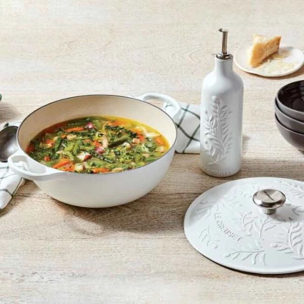 Nồi La Marmite thuộc bộ sưu tập Cành Ô liu của Le Creuset được dập nổi họa tiết cành ô liu và nhờ thiết kế lòng nồi cong, rất lý tưởng để đựng các món hầm và món thịt.