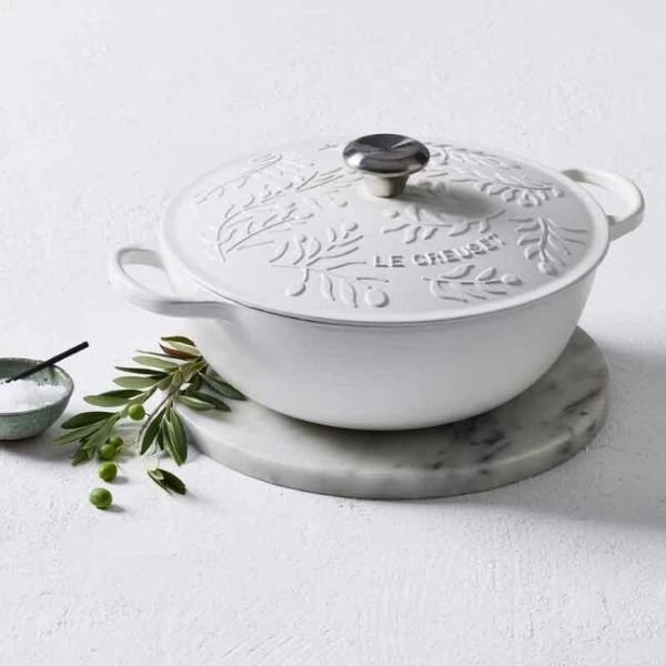 Nồi gang Le Creuset Marmite Olive Cành oliu 28cm 4.9L là dụng cụ lý tưởng để nấu súp, món hầm, các món ăn một nồi và nhiều món khác