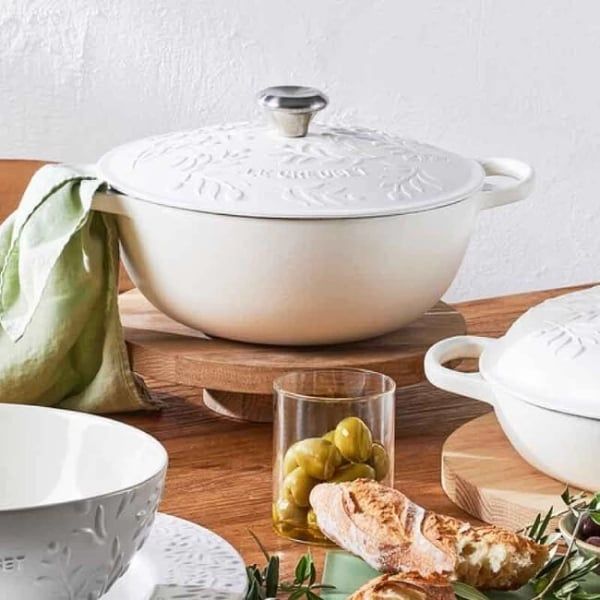 Nồi La Marmite thuộc bộ sưu tập Cành Ô liu của Le Creuset được dập nổi họa tiết cành ô liu và nhờ thiết kế lòng nồi cong, rất lý tưởng để đựng các món hầm và món thịt.