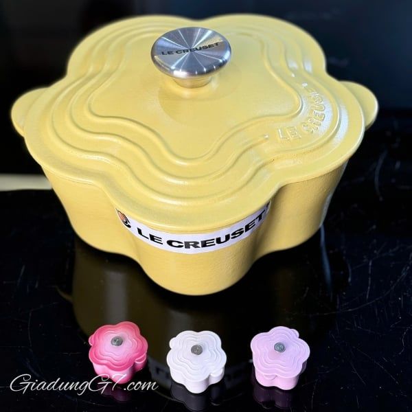 Nồi gang Le Creuset Mimosa hình hoa 20cm - Màu vàng
